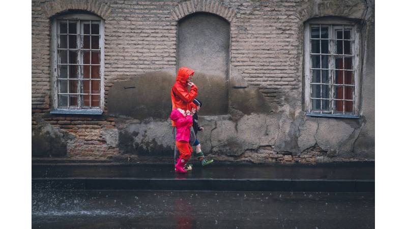 3 Motivos para pasear con tu hijo bajo la lluvia