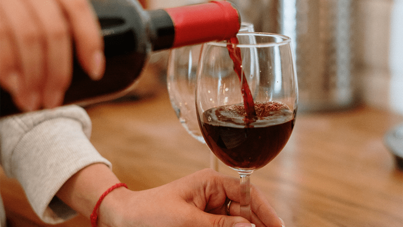 Protocolo a la hora de servir el vino en una mesa  
